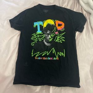 graphic T!! very good condition!! RARELY worn!!